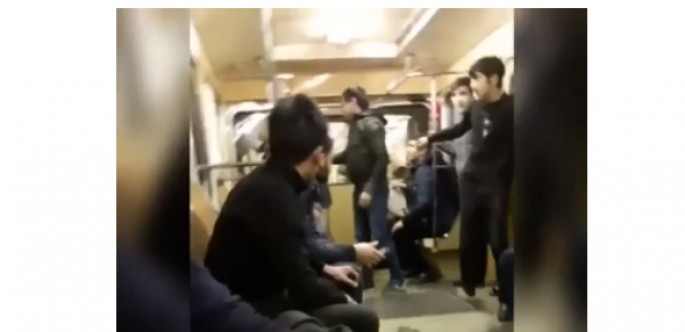 Metroda iki qız birləşib oğlanı döydü - VİDEO