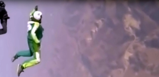 DƏHŞƏT: 7500 metrdən paraşütsüz tullandı - VİDEO