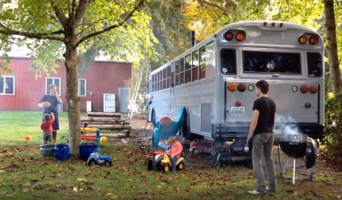 Ailəsi ilə avtobusda yaşayan amerikalı – VİDEO