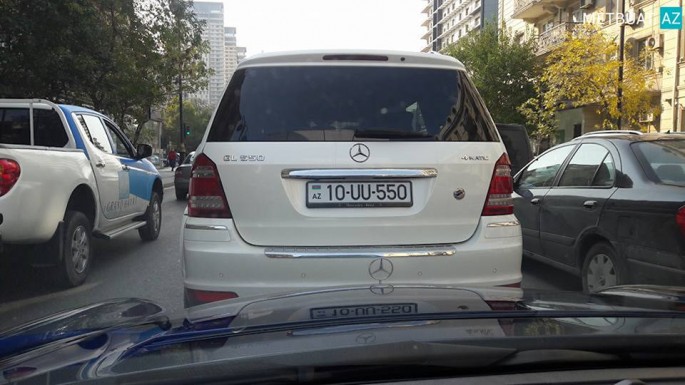 Üzərində erməni bayrağı olan maşını Bakıya "Mercedes Benz" gətiribmiş - VİDEO