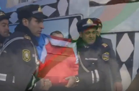 Yol polisləri şəhidin tabutunu daşıyıb göz yaşına boğuldular - VİDEO