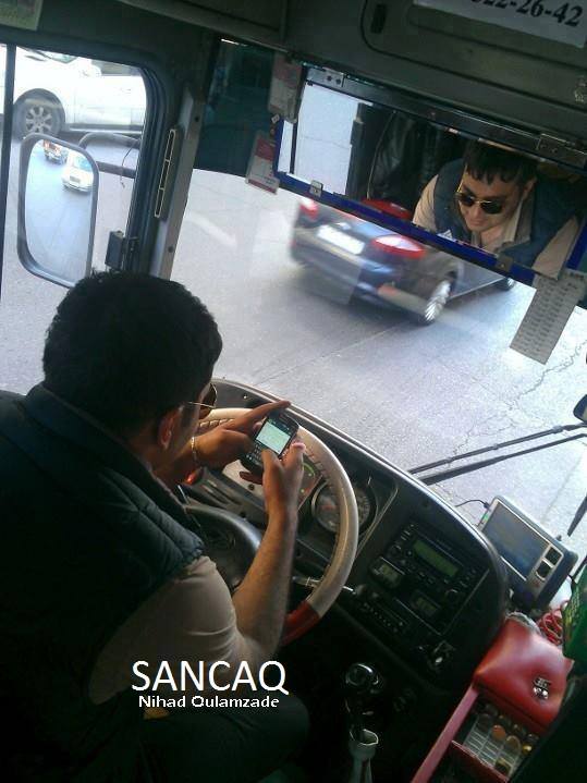 Sükan arxasında SMS yazan avtobus sürücüsü - FOTO