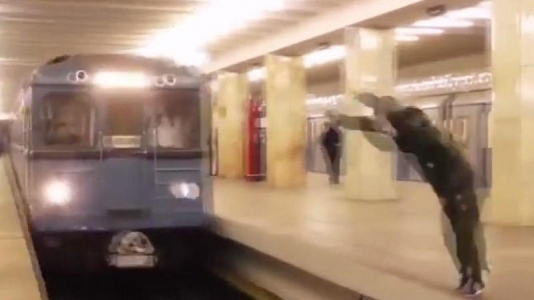 Metroda dəhşət: Özünü qatarın altına atdı - VİDEO