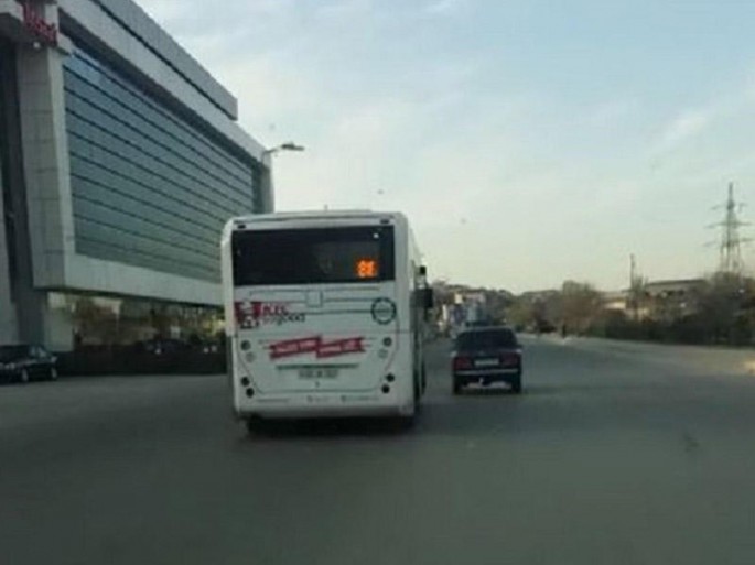Bakıda sərnişin dolu avtobusun "ölümlə yarışı" - VİDEO