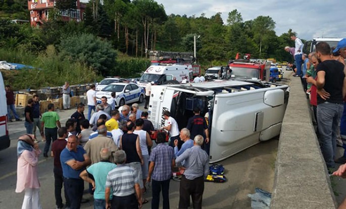 Avtobus aşdı: 2 ölü, 12 yaralı - FOTO