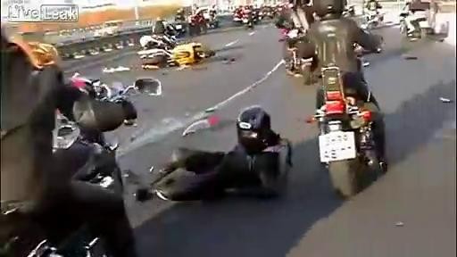 Ən qorxunc motosiklet qəzaları; baş bədəndən ayrıldı – VİDEO – 18+
