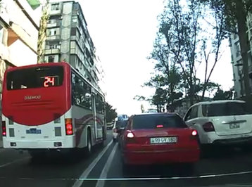 Avtobus sürücüsü sərnişin üçün ölüm qapısı açır – VİDEO