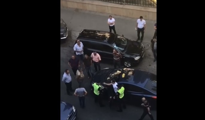 Yol polisinə əl-qol atan sürücü həbs edildi - VIDEO