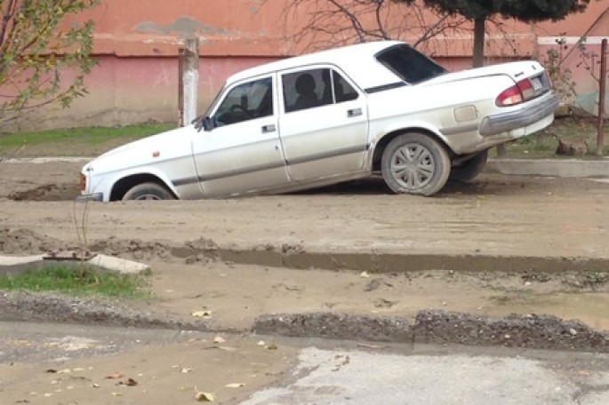 “Azərsu” yolu qazdı, doldurmadı, avtomobil çuxura düşdü - FOTO