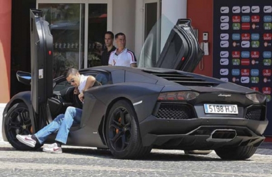 Ronaldonun bahalı avtomobilinə hücum çəkdilər - VİDEO
