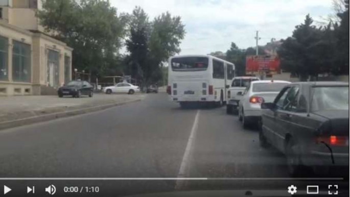 Avtobus sürücüsü yolda oyun çıxardır - VİDEO