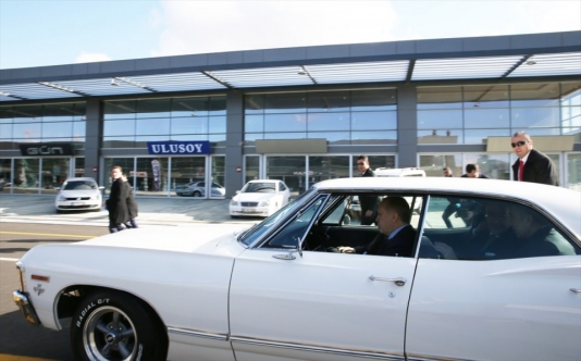 Prezident klassik avtomobil sürdü - FOTO