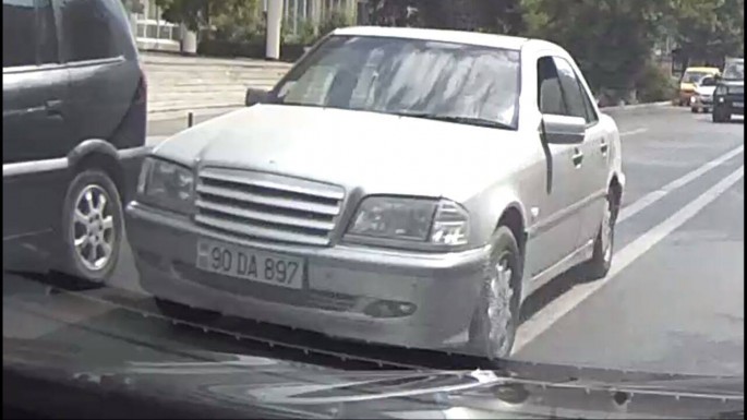 Qəza şəraiti yaradan "Mercedes" kameraya düşdü - Video