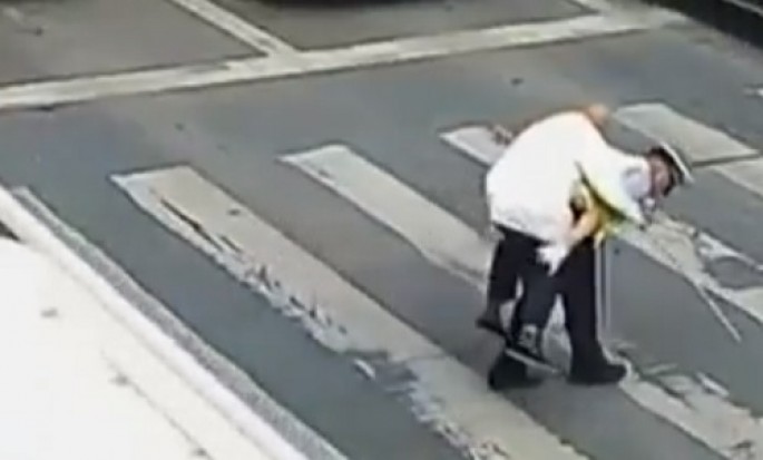 Yol polisinin bu hərəkəti hər kəsi duyğulandırdı - VIDEO