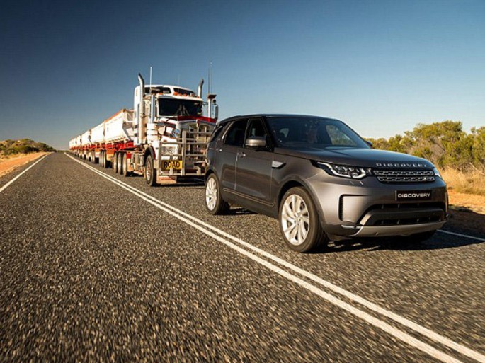 Land Rover 110 tonluq qatarı çəkdi – VİDEO