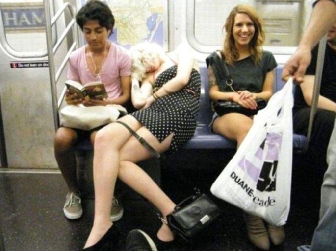 İçkili qız metroda biabır oldu - FOTO