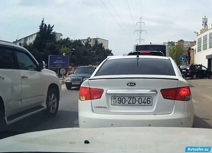 Taksi sürücüsü qayda pozan “Lexus”u belə cəzalandırdı - VIDEO