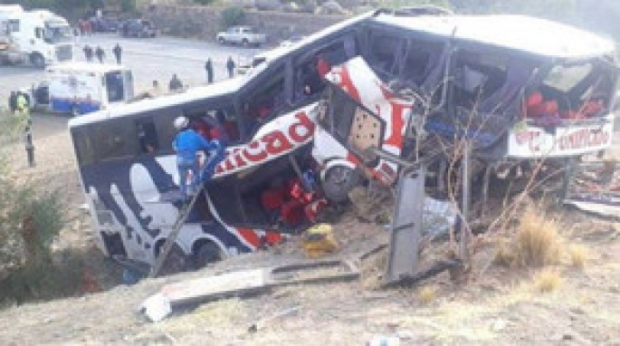 Avtobus qayaya çırpıldı: 17 ölü, 20 yaralı