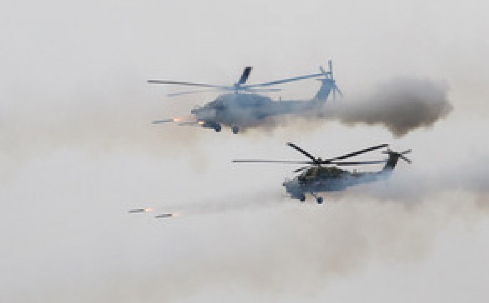 Təlimlər zamanı helikopter insanlara raket buraxdı: yaralılar var - VİDEO