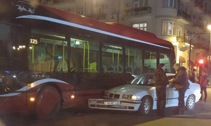 «Baku Bus»-un avtobusu «BMW»ni sürtdü - FOTO
