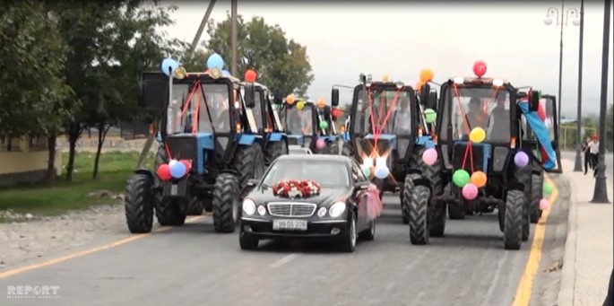 Şəkidə gəlin maşını şadlıq sarayına traktorların müşayəti ilə gətirilib - FOTO