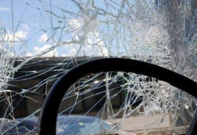 Avtomobil icra hakimiyyətinin hasarına çırpıldı: 3 nəfər xəsarət alıb - Zaqatalada