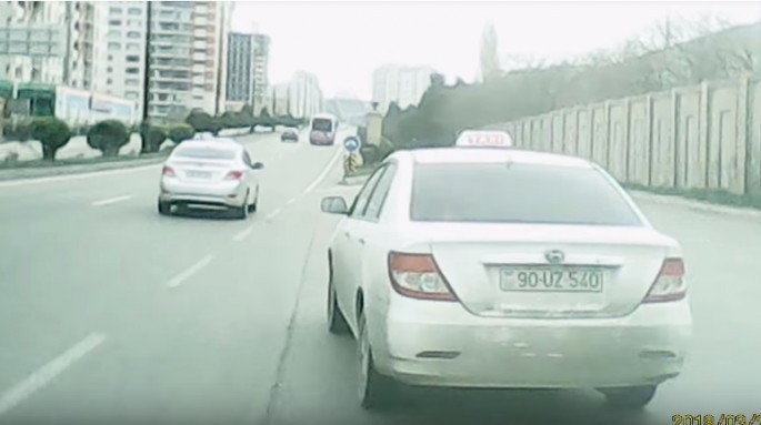 Videosu yayılan taksi sürücüsü cərimələndi - VİDEO
