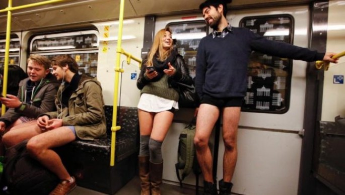 "Metroda şalvarsız" günü keçiriləcək - VİDEO