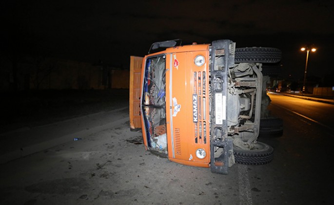 İki yük avtomobili toqquşdu: 1 yaralı - Hacıqabulda