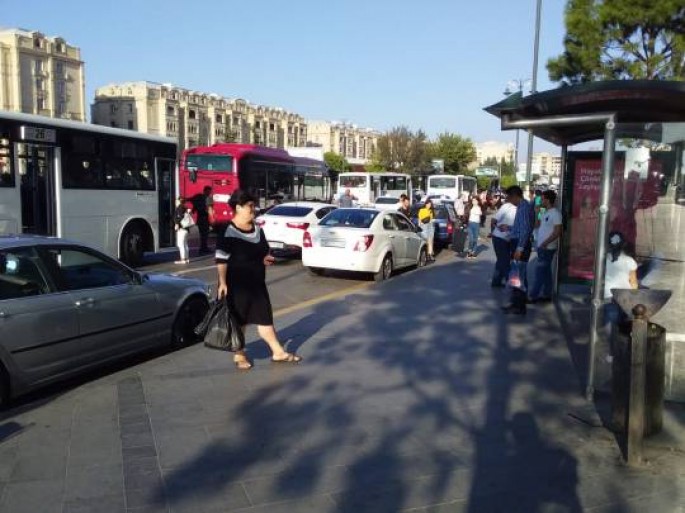 Avtobus dayanacağını taksi sürücüləri "işğal edib" - FOTO