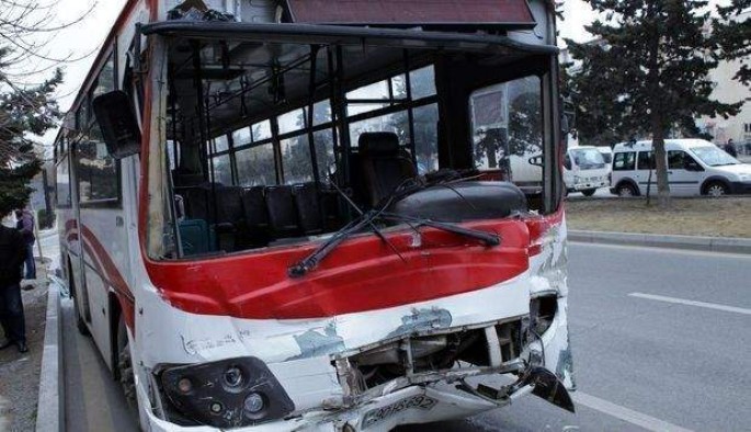 Bakıda sərnişin avtobusu avtomobillə toqquşdu: 5 yaralı