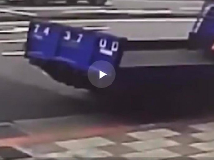 Kişi beton maşının altından sağ çıxdı - VIDEO