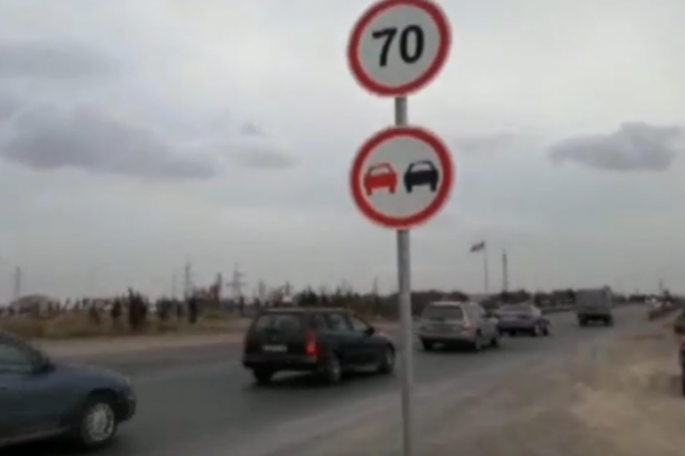 Dəmir yolu yaxınlığındakı yol nişanı sürücüləri çaş-baş salıb - VİDEO