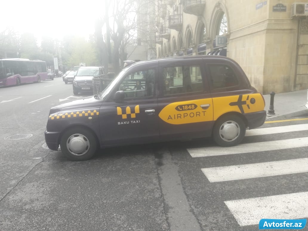 Piyada keçidi "işğal edən" "London taksisi" - FOTO