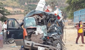 Mikroavtobus yük maşını ilə toqquşdu: 8 ölü, 9 yaralı - FOTO