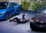 "BMW"-nin rəhbəri avtasalonun açılışında huşunu itirdi  - FOTO