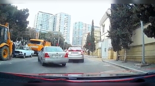 Paytaxtda ard-arda qayda pozan  taksi sürücüsü ifşa edildi  - VİDEO