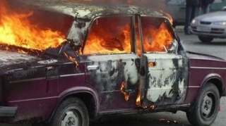 Mərdəkan yolunda avtomobil yandı - VİDEO 