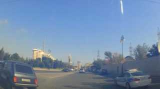 Bakıda sürücü "Niva" ilə yol polisinin gözü qarşısında qayda pozdu  - VİDEO