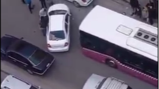 Xırdalan yollarında cəngəllik qanunları:  Taksilər avtobusların önünü kəsib  - VİDEO