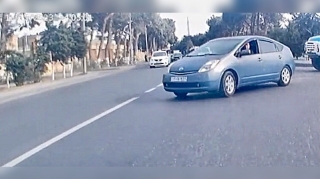 “Prius” siqnal verən sürücünü gözləmədən yolu döndü   - VİDEO