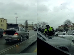 Yol polisindən  yolda qalan sürücüyə kömək - VİDEO