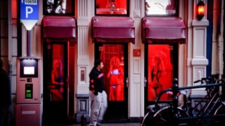 Amsterdamın “Qırmızı fənərlər”  məhəlləsi bağlanır