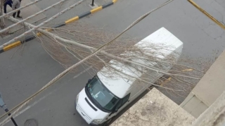 Hövsanda çürümüş ağac avtomobilin üstünə AŞDI – VİDEO    - YENİLƏNİB