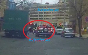 “Prado” sürücüsündən qorxunc hərəkət: Maşını gülsatanın üstünə sürdü - VİDEO