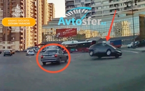 Bakıda taksi sürücüsü "Prius"u vurub aşırtdı - ANBAAN VİDEO