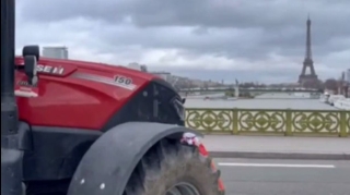 Parisdə fermerlər traktorlarla etiraz edirlər   - VİDEO