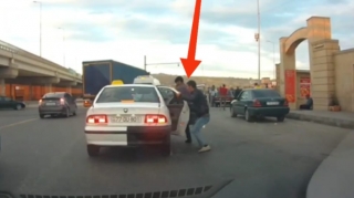 İki gənc taksiyə hücum edib sürücünü döydü - Bakıda ŞOK  - VİDEO