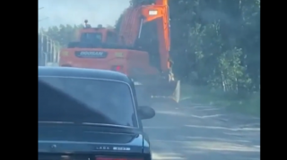 Ekskavatorun sürücüsü "çömçəsi" ilə yolu bağıadı  - VİDEO