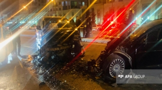 Bakıda iki avtomobil toqquşması nəticəsində 4 nəfər xəsarət alıb - FOTO 